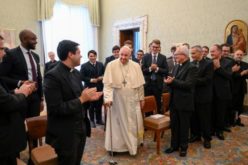 Папата до богословите: Вашиот живот нека биде молитвен
