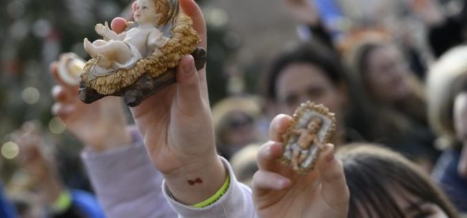 Папата ги благослови статуите на Детето Исус