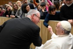 Папата до ватиканските вработени: Вашата работа нека биде придонес за мирот