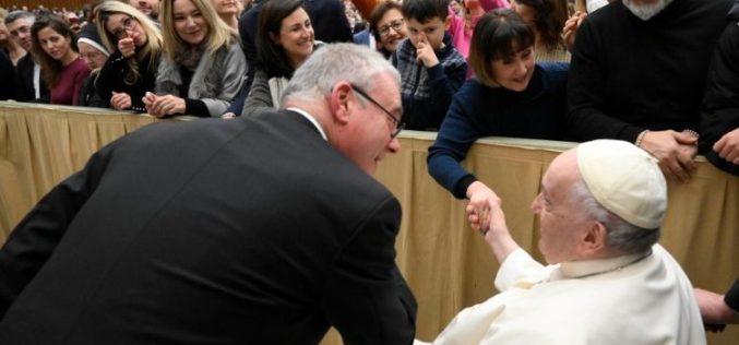 Папата до ватиканските вработени: Вашата работа нека биде придонес за мирот