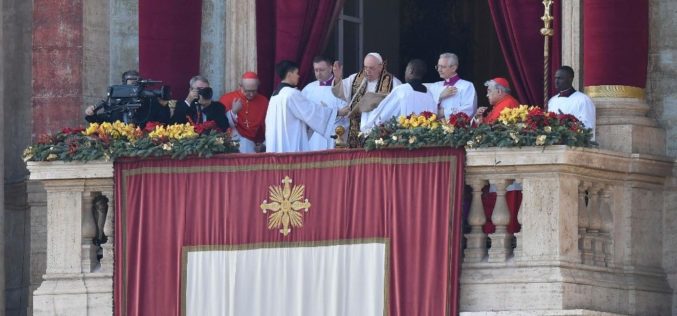 Папата во пораката Urbi et orbi: Светот страда поради недостаток на мир
