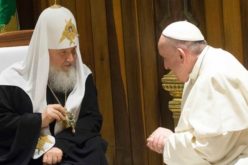 Патријархот Кирил му го честита Божиќ на папата Фрањо