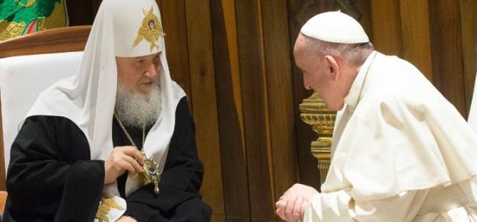 Патријархот Кирил му го честита Божиќ на папата Фрањо