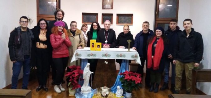 Бискупот Стојанов ги прими членовите на Катедралниот хор од Скопје