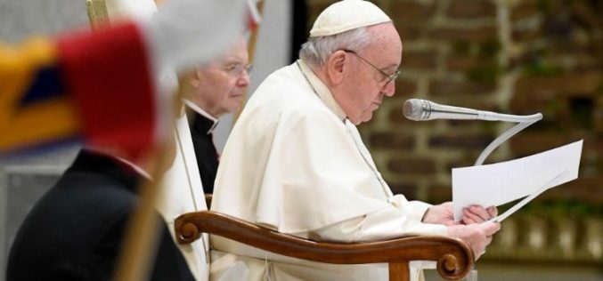 Папата: Внимавајте Божиќ да не се сведе на секуларна карикатура