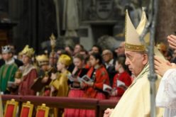 Папата се спомена на Бенедикт XVI благодарејќи му на Бога што го дарува на Црквата и светот