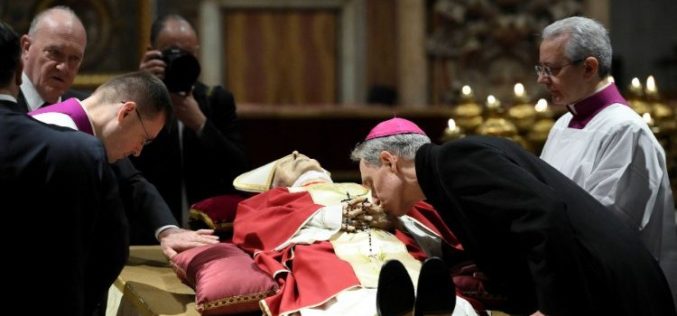 Телото на покојниот папа Бенедикт XVI е изложено во базиликата Свети Петар