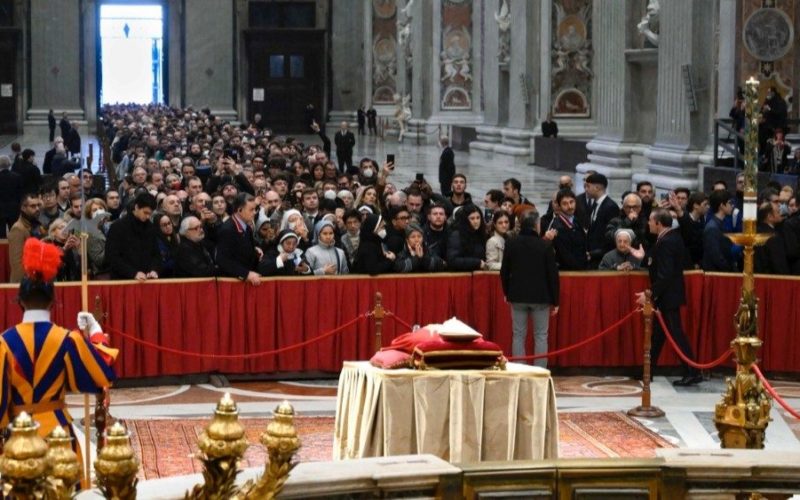 Илјадници луѓе оддаваат почит на почесниот Папа Бенедикт XVI