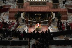 Над 100.00 луѓе досега му оддадоа почит на почит на Бенедикт XVI