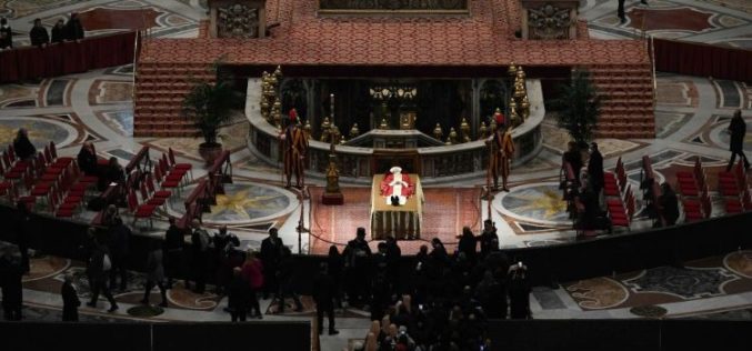 Над 100.00 луѓе досега му оддадоа почит на почит на Бенедикт XVI
