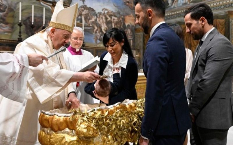 Папата крсти 13 деца: Денот на крштението е како роденден