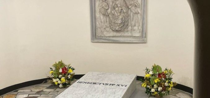 Гробот на Бенедикт XVI е достапен за молитва на посетителите