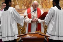 Папата се прости од кардинал Џорџ Пел