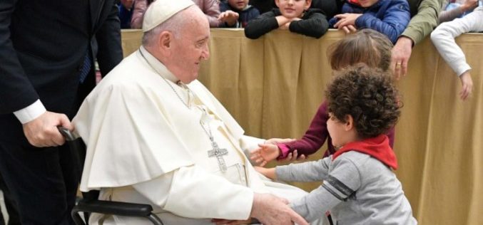 Папата до децата: Бог нè гледа со очи на љубов