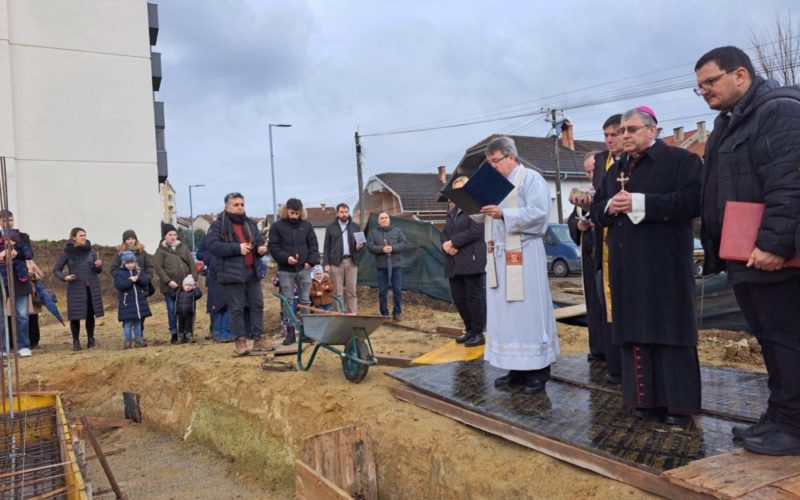 Бискупот Стојанов го благослови камен темелникот на црквата во Куманово