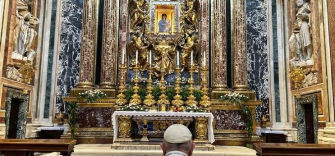 Во базиликата Света Марија Велика, Папата се помоли за патувањето во Африка