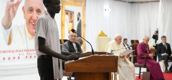 Папата до внатрешно раселените лица: Бидете семе на надеж за мир во Јужен Судан