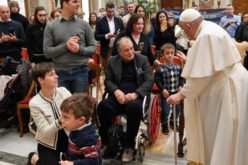 Папата: Борете се никој да не биде дискриминиран од здравствените услуги