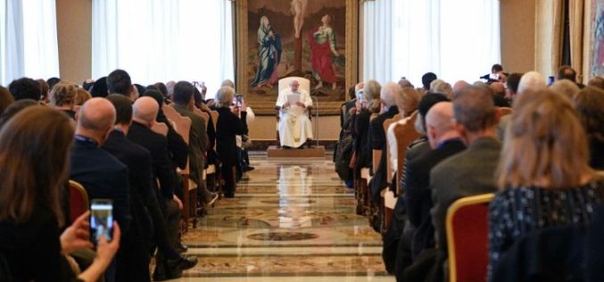 Папата Фрањо: Технологијата не може да го замени човечкиот контакт