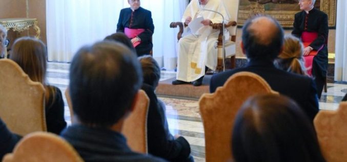 Папата им порача на медиумите да ја „глобализираат“ солидарноста, а не рамнодушноста