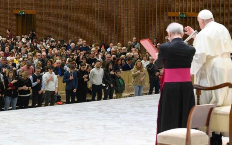 Папата: Заедништвото се создава со заедничко одење