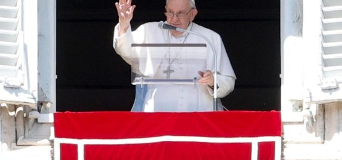 Папата: Да го оттргнеме каменот од гробовите на нашите проблеми и да се вратиме во живот