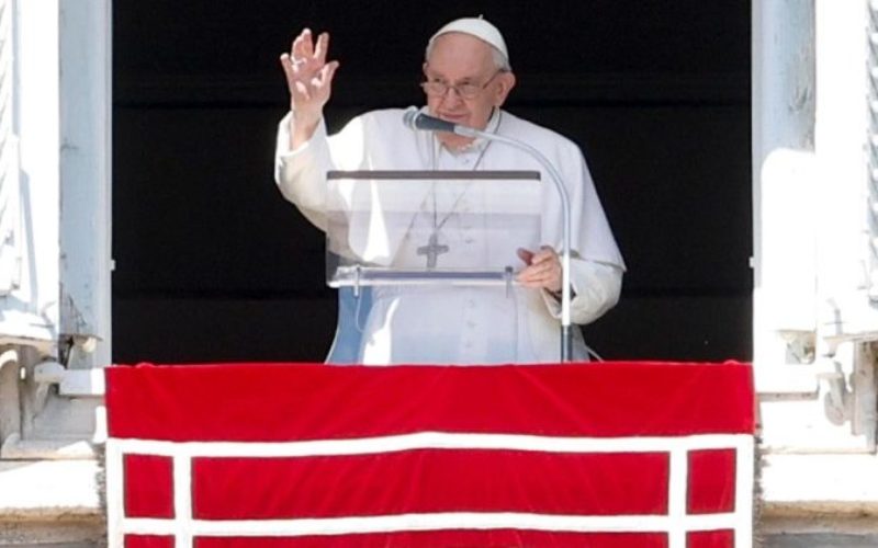 Папата: Да го оттргнеме каменот од гробовите на нашите проблеми и да се вратиме во живот