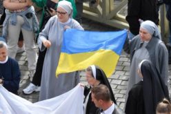 Папата повика на молитва за Украина: Само преобраќањето на срцата може да доведе до мир