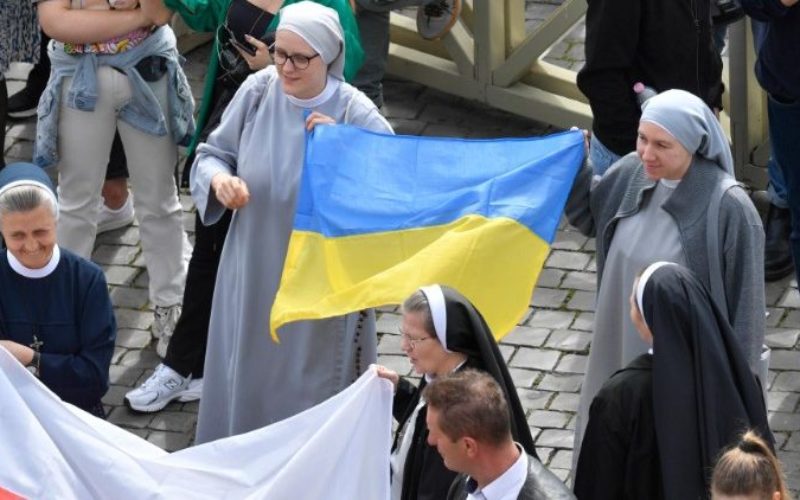 Папата повика на молитва за Украина: Само преобраќањето на срцата може да доведе до мир