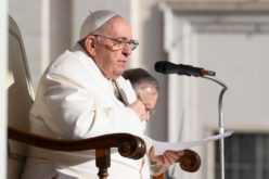 Папата Фрањо е хоспитализиран поради респираторна инфекција