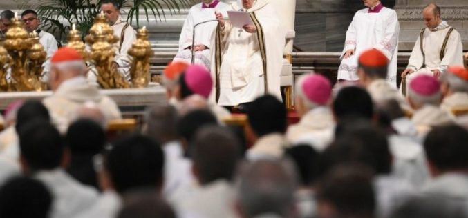 Папата на Светата Литургија со посвета на миро: Свештеникот е човек на Божја хармонија