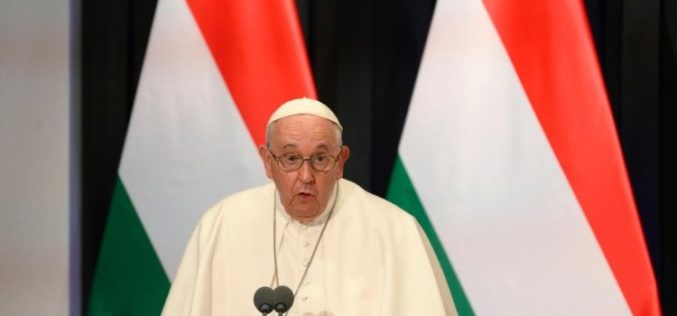 Средба на Папата со претставници на владата, граѓанското општество и дипломатскиот кор