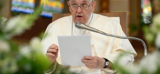 Папата Фрањо меѓу сиромашните и бегалците: Црквата треба да зборува со јазикот на милосрдието