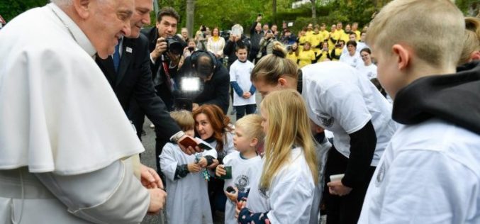 Папата Фрањо се сретна со децата во Заводот „Блажен Ладислав Батјани-Стратман“