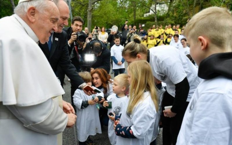 Папата Фрањо се сретна со децата во Заводот „Блажен Ладислав Батјани-Стратман“