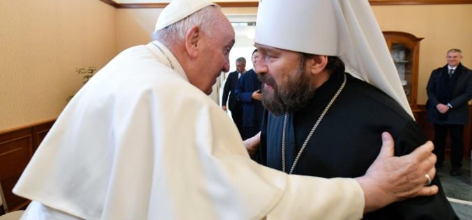 Папата Фрањо се сретна со рускиот митрополит Иларион