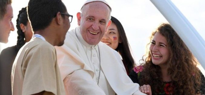 Папата Фрањо: Светскиот ден на млади им помага на младите да сонуваат и да гледаат напред