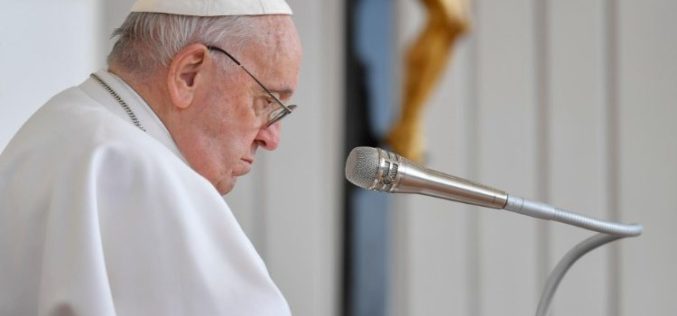 Папата: Месец мај нека биде молитва за мир и крај на војната