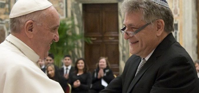 Папата до рабинот Скорка: Вие сте пример дека верата и човековите права не се во конфликт