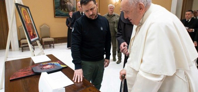 Папата Фрањо се сретна со украинскиот претседател Зеленски