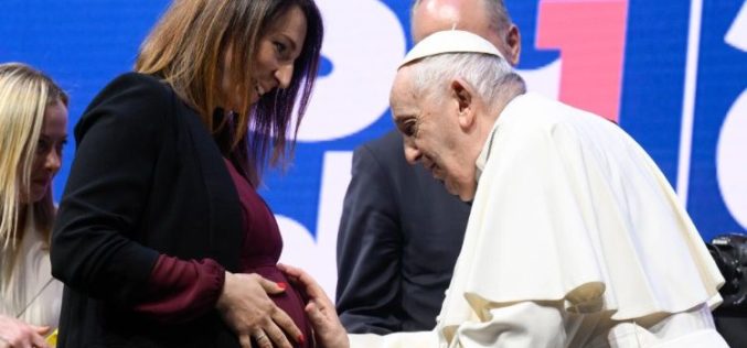 Папата Фрањо: Семејството е противотров за материјалното и духовното сиромаштво