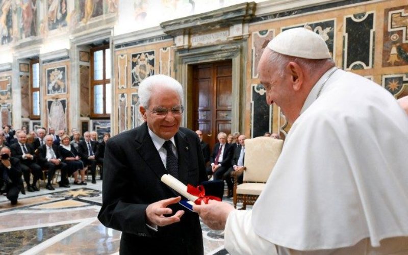 Папата на италијанскиот претседател му ја додели меѓународната награда Павле VI.