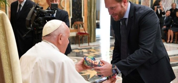 Папата Фрањо: Претприемачите мора да градат деловни модели на култура на средби