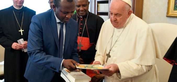 Папата: Да работиме заедно и да вложиме максимални напори за образованието на младите во Африка