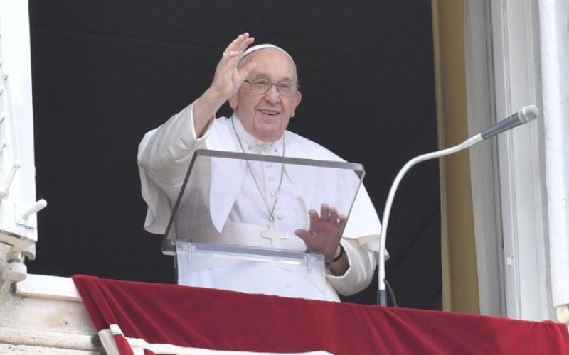 Папата: Правејќи го знакот на крстот ја чувствуваме Божјата прегратка