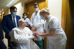 Папата е примен во болница за операција