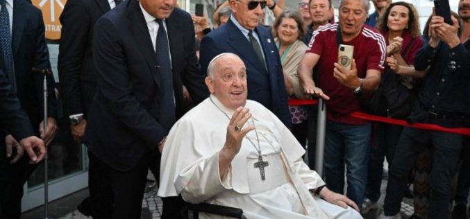Папата Фрањо е отпуштен од римската болница Гемели