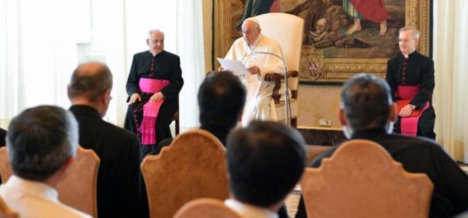 Папата: Војната ја загрозува граѓанскaта и верската рамнотежа во Источна Европа