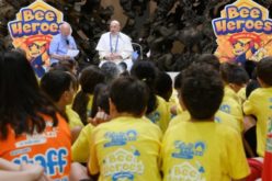 Папата Фрањо ги посети учесниците на летниот камп во Ватикан
