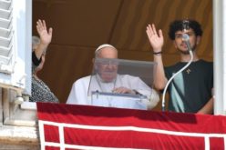 Папата Фрањо: Политиката не смее да ги заборави старите луѓе